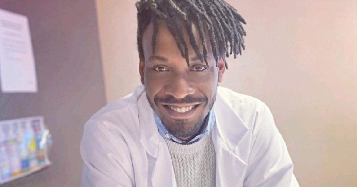 Enrick, un jeune médecin antillais qui vulgarise la chirurgie sur Instagram