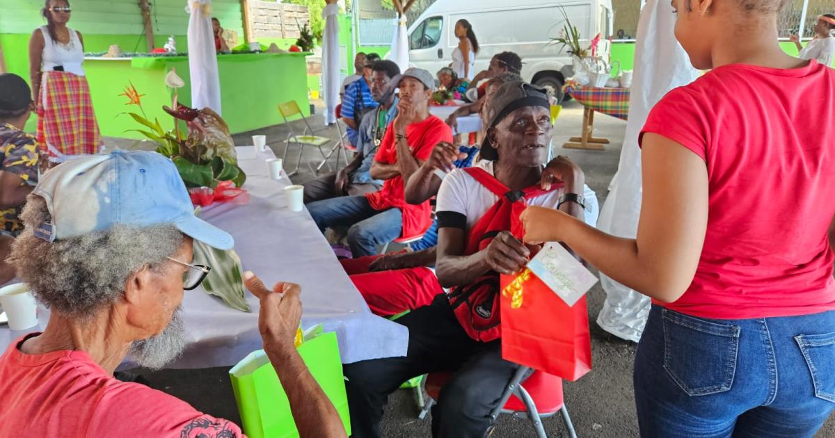 Des collégiens et lycéens organisent un noël solidaire à Fort-de-France