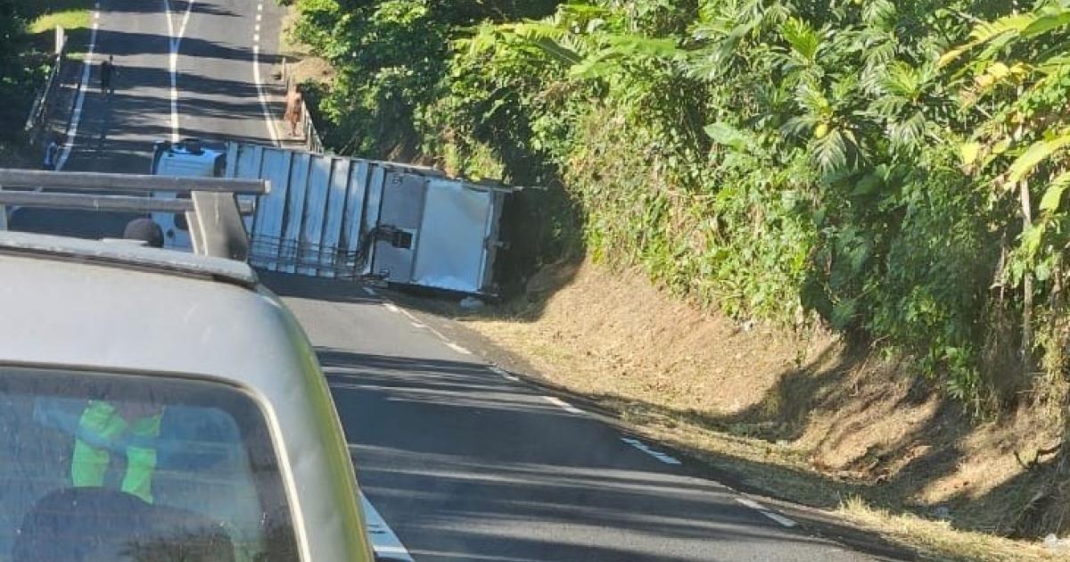 Un camion de benne à ordures renversé sur la chaussée sur la RN1 de Trois-Rivières