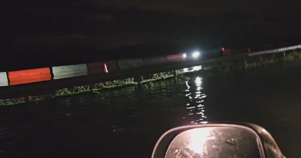     





L'eau est montée à nouveau sur la RN5 à Rivière-Salée




