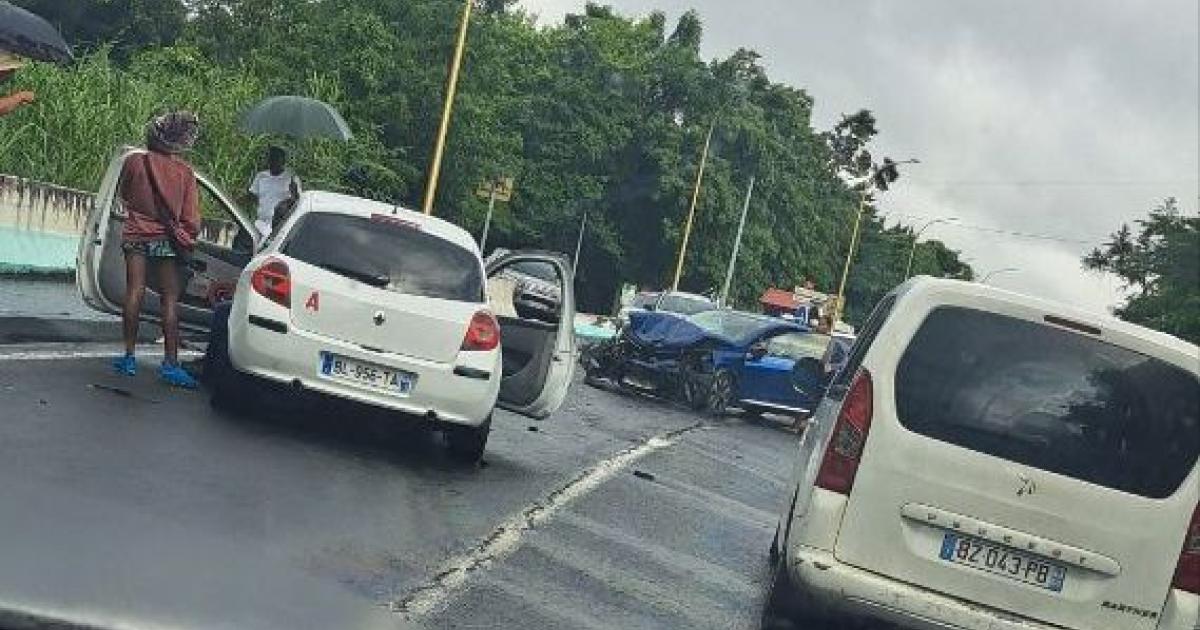 Trois blessés dans un choc frontal à Rivière-Pilote
