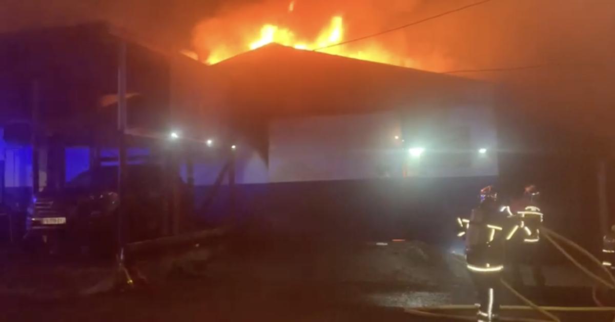     





[VIDEO] Un garage en proie aux flammes à Capesterre-Belle-Eau




