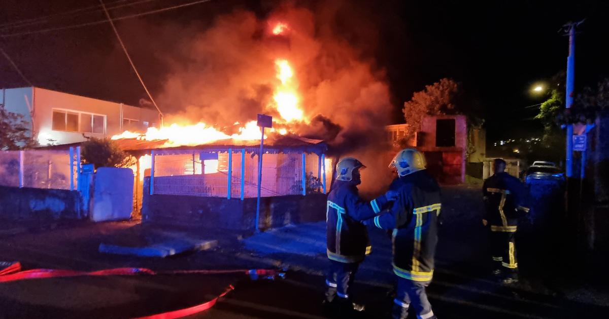 Une maison détruite par les flammes à Fort-de-France