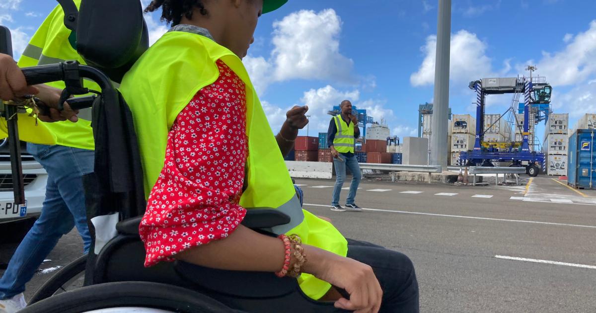 Des jeunes en situation de handicap découvrent le terminal de la Pointe des Grives