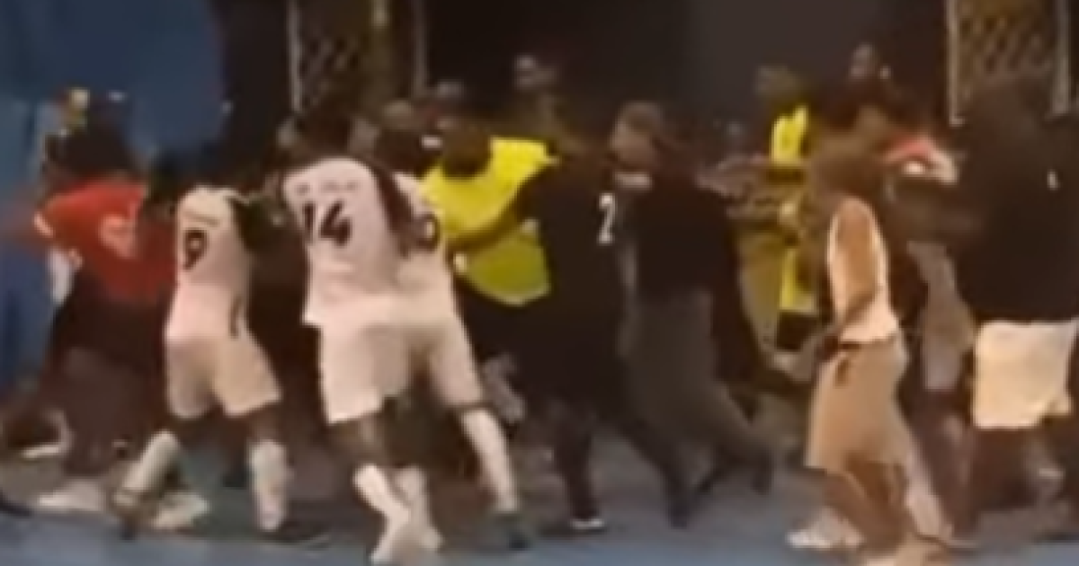     





Un entraineur de futsal blessé dans une bagarre après un match




