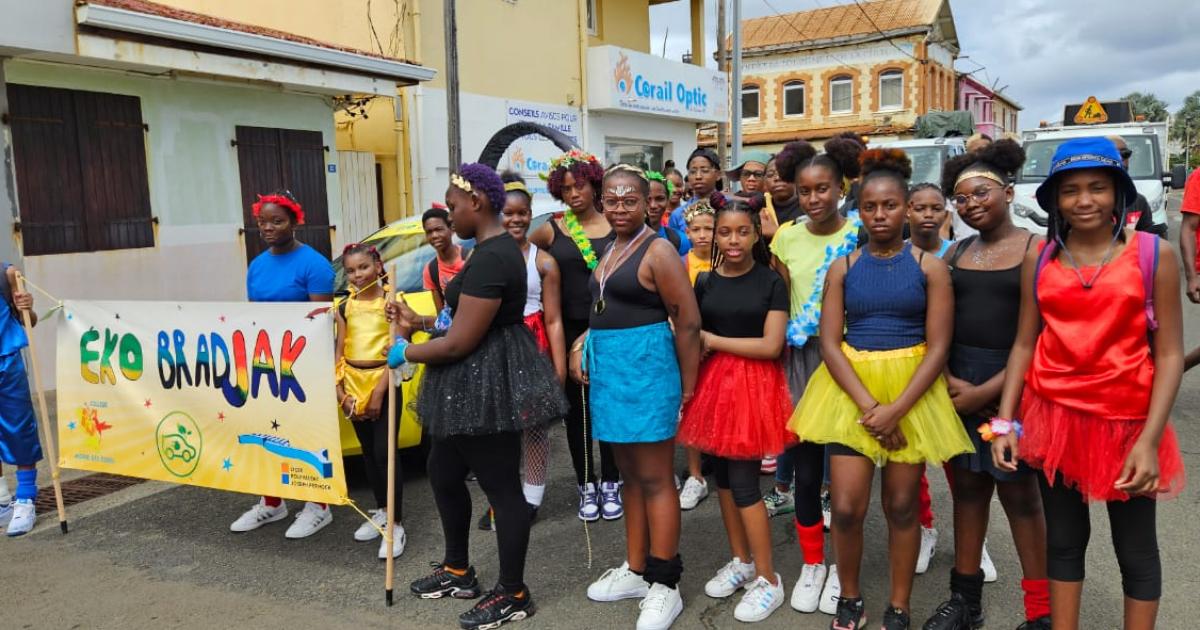 L’Eko bradjak des collégiens défile dans les rues de Sainte-Marie
