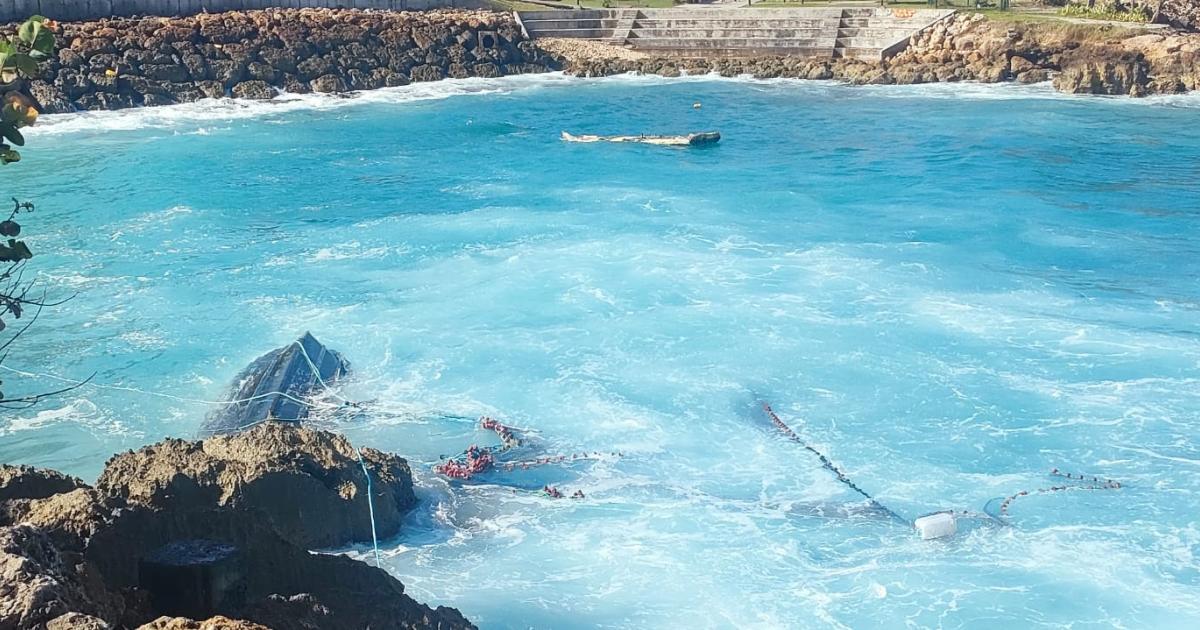 Deux bateaux renversés par la houle à Anse Bertrand