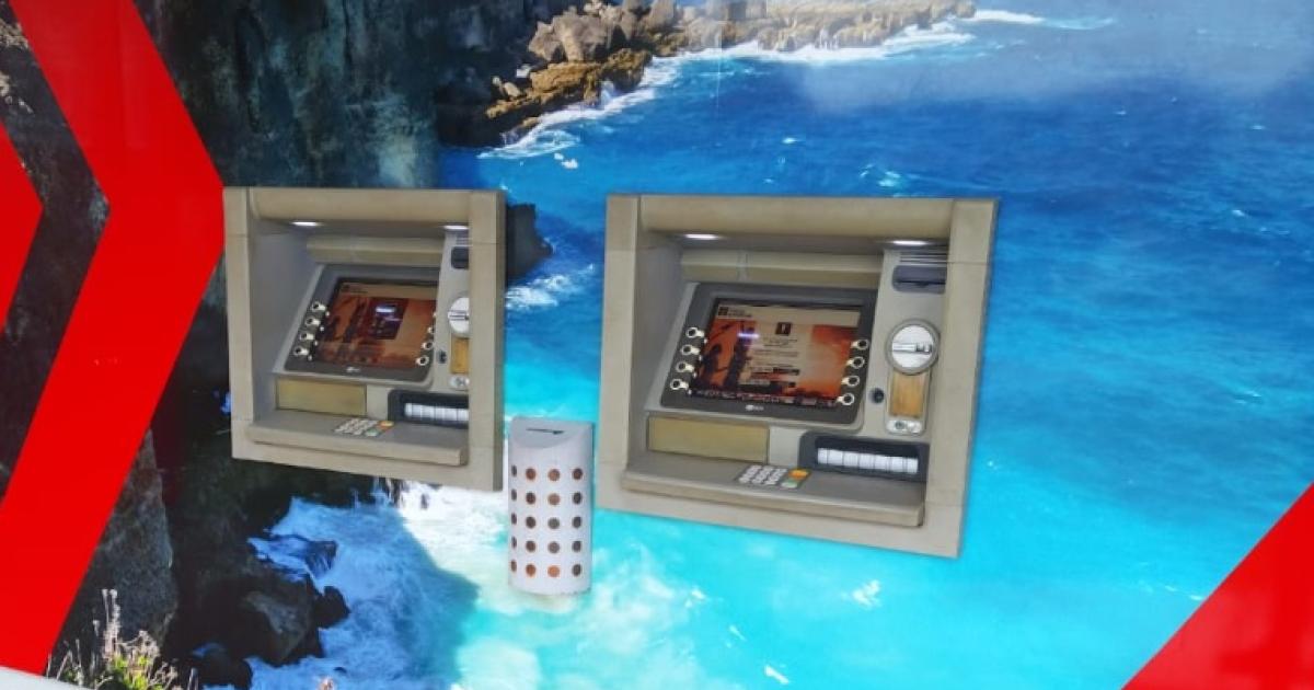 Frappée et traînée au sol devant un distributeur bancaire