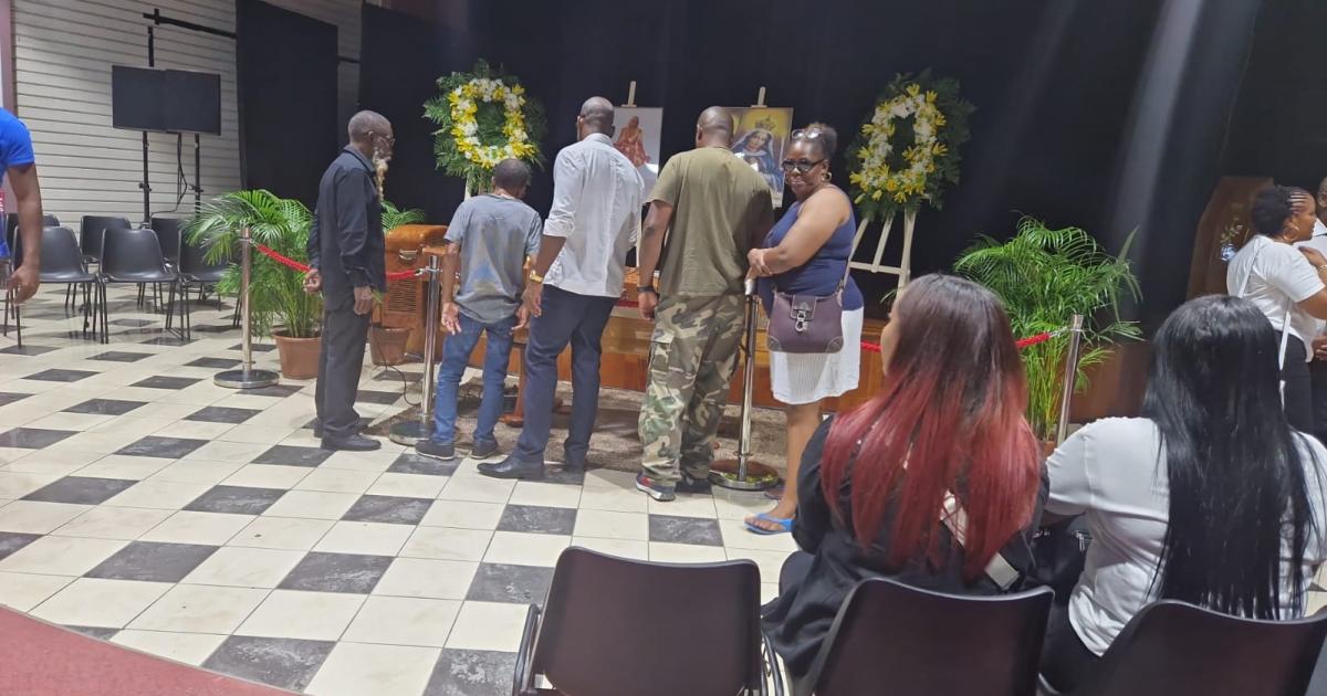     





Veillée publique en hommage à Maria tuée lors d’un braquage à Pointe-à-Pitre




