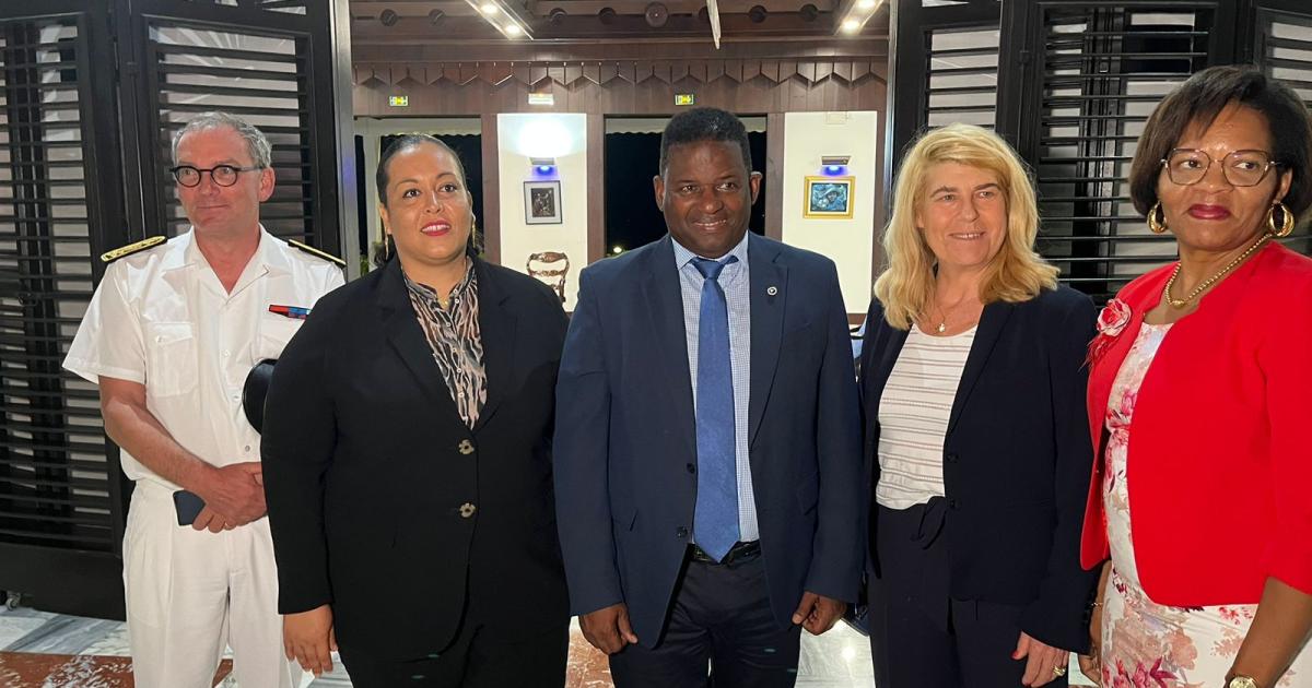 En Guadeloupe, Dominique Faure rencontre les présidents de la Région et du Département
