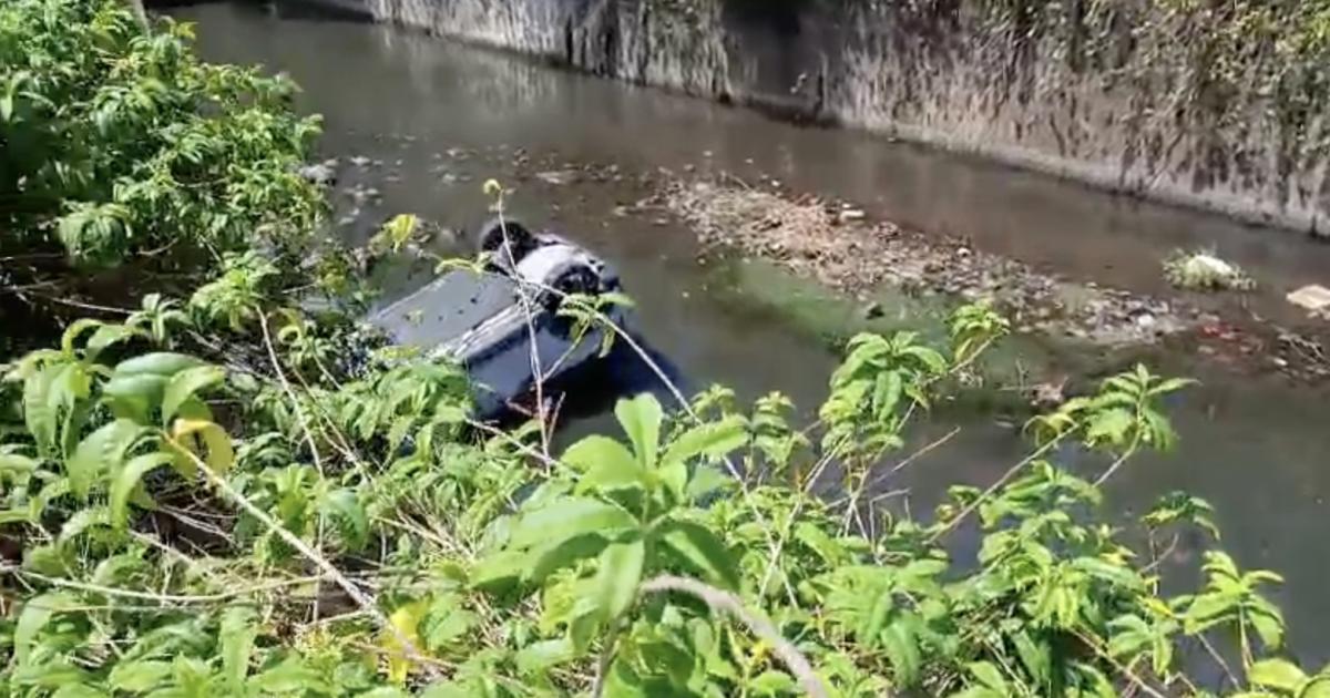 Spectaculaire accident à Fort-de-France : une voiture termine dans le Canal Levassor