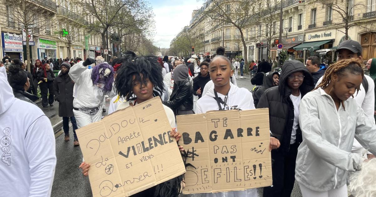 Paris : marche blanche contre la violence après l'agression de groupes de carnaval