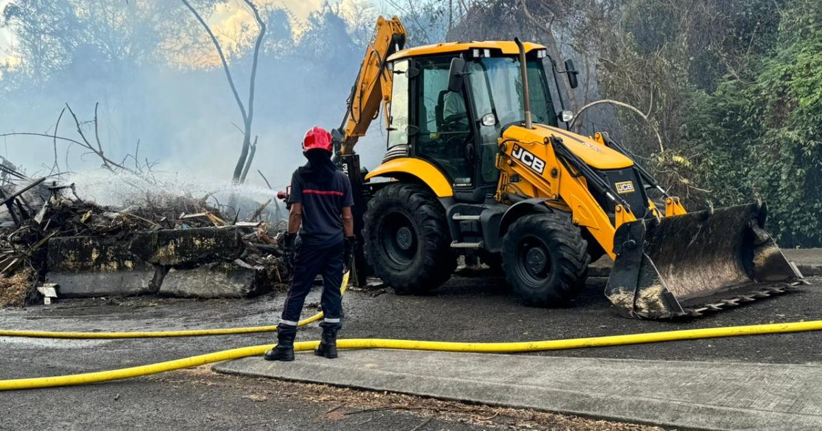 Nouvel incendie nocturne : une décharge sauvage prend feu au Diamant
