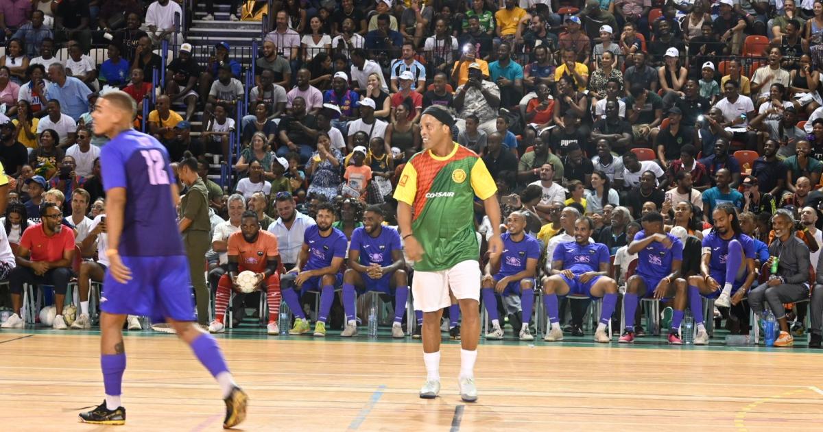 Ronaldinho a enflammé le parquet du Corsair Riviera Futsal Show » en Guadeloupe