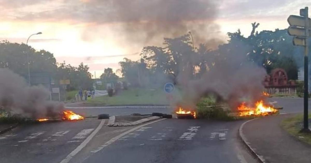 Des barrages enflammés érigés au rond-point de la Boucan