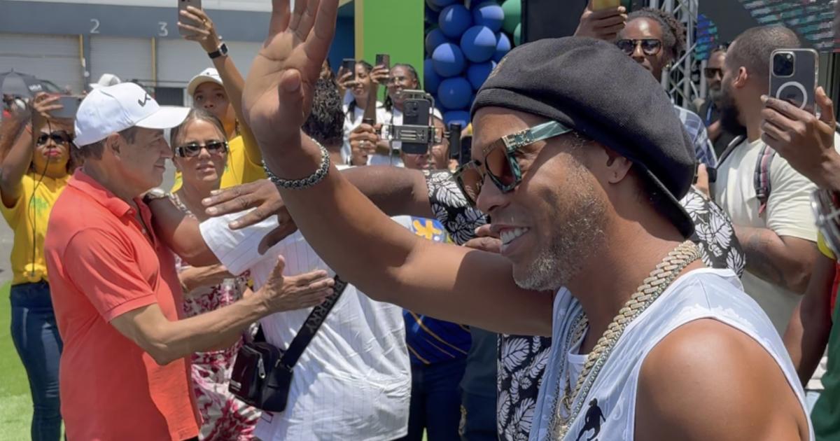     





[VIDEO] Ronaldinho rencontre ses fans en Guadeloupe avant le tournoi de futsal au Gosier 




