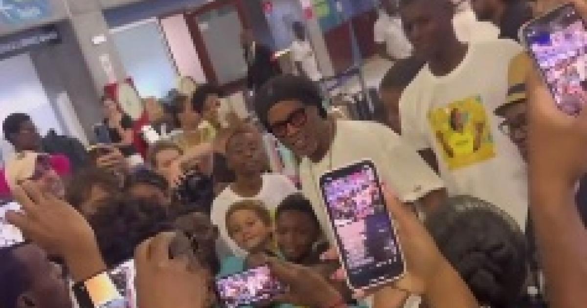 Ronaldinho dribble tout le monde à son arrivée à l’aéroport Pôle Caraïbes en Guadeloupe