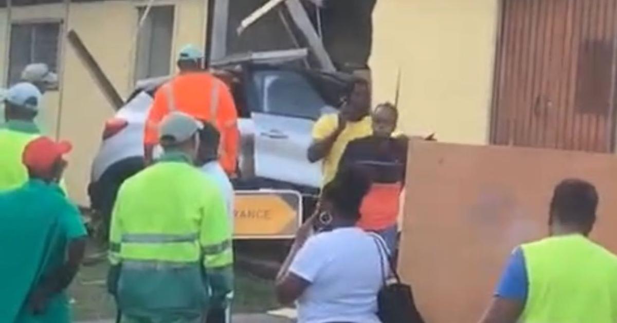 Une voiture termine sa course dans l'école maternelle de Saint-Pierre