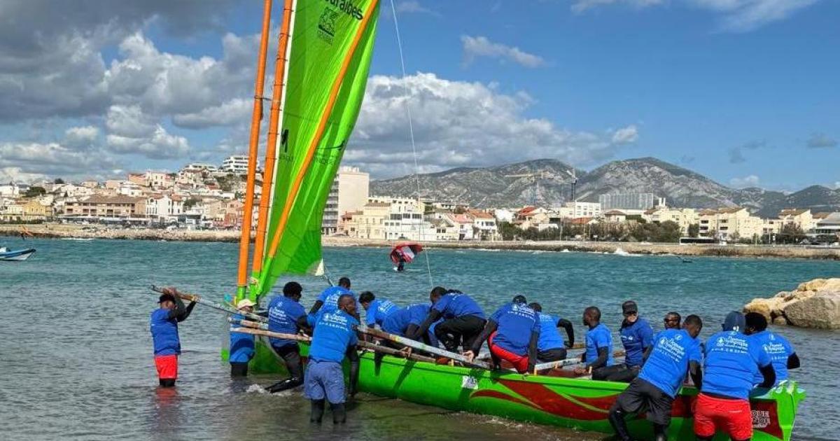 La Yole Ronde de Martinique est à Marseille pour accueillir la flamme olympique