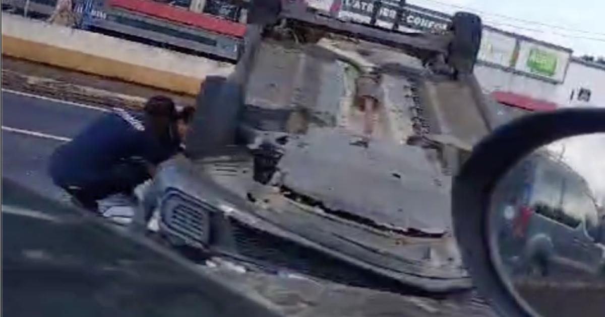 Un véhicule sur le toit sur l’autoroute, de gros embouteillages