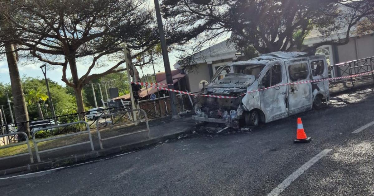 Une ambulance privée prend feu au rond-point de Batelière à Schoelcher