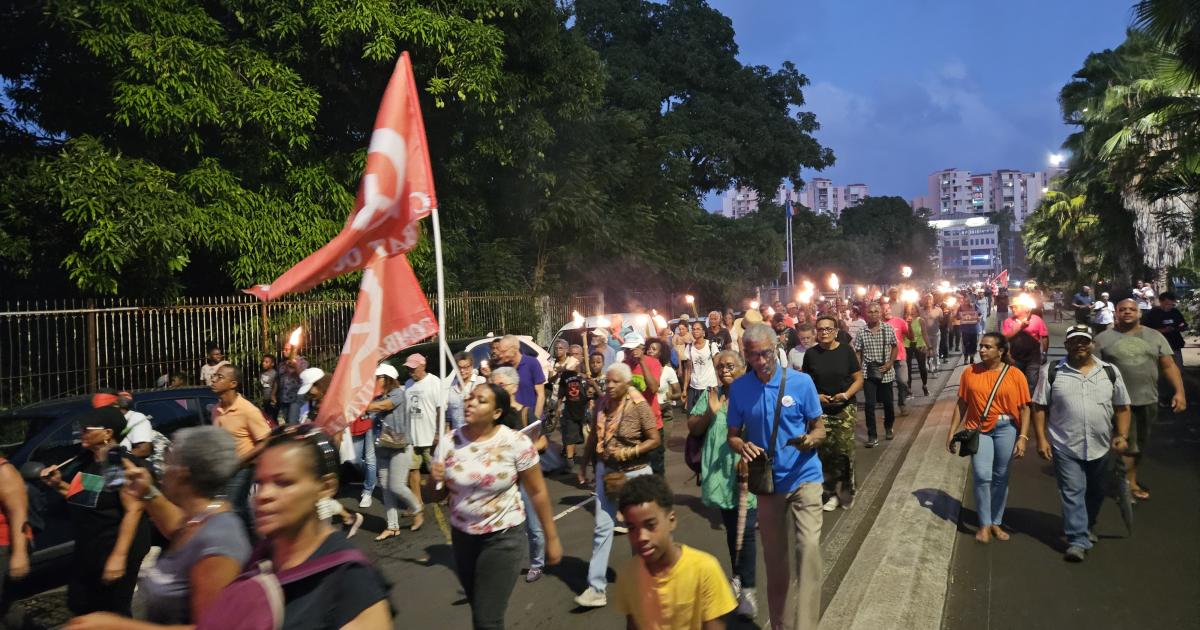 Une marche aux flambeaux à Fort-de-France en soutien au peuple kanak
