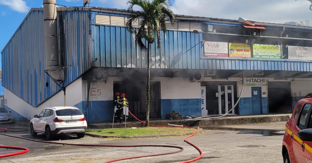 Un véhicule prend feu dans un garage automobile à Rivière-Roche (Fort-de-France)