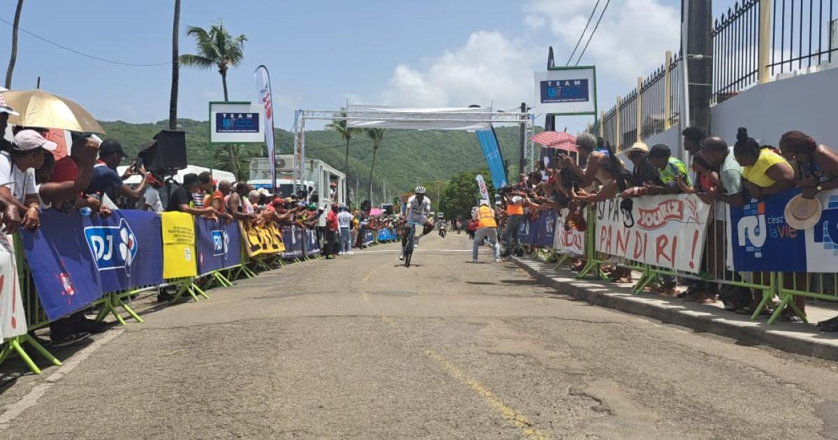     





[DIRECT] 1ère étape du Tour Cycliste de Martinique : Damien Urcel remporte le 1er tronçon ! 




