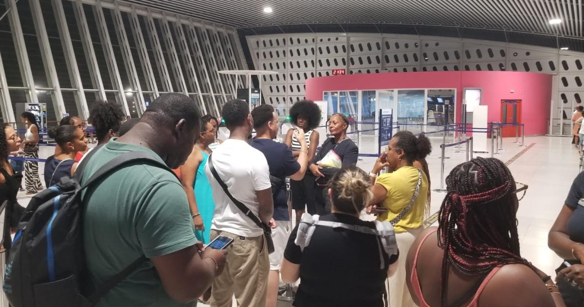     





Vol annulé ou retardé : des passagers d’Air France racontent leur galère




