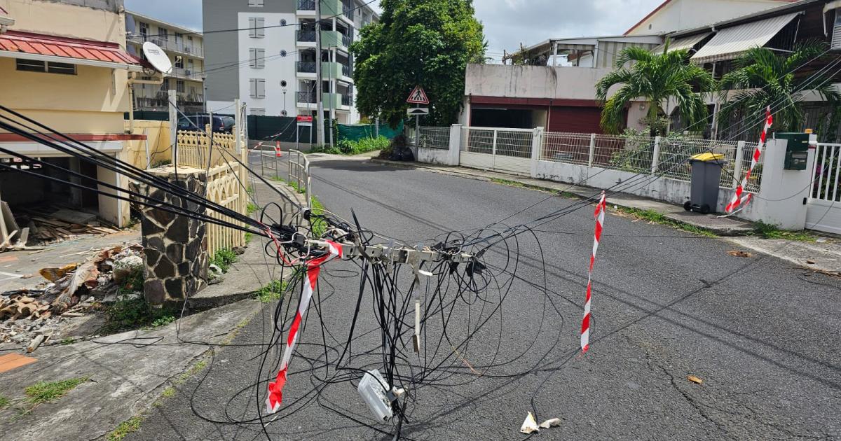 Des câbles de télécommunication entravent la circulation sur l'ancienne route de Schoelcher