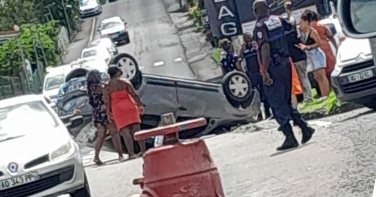 Une voiture se retrouve sur le toit au Marin : un blessé léger