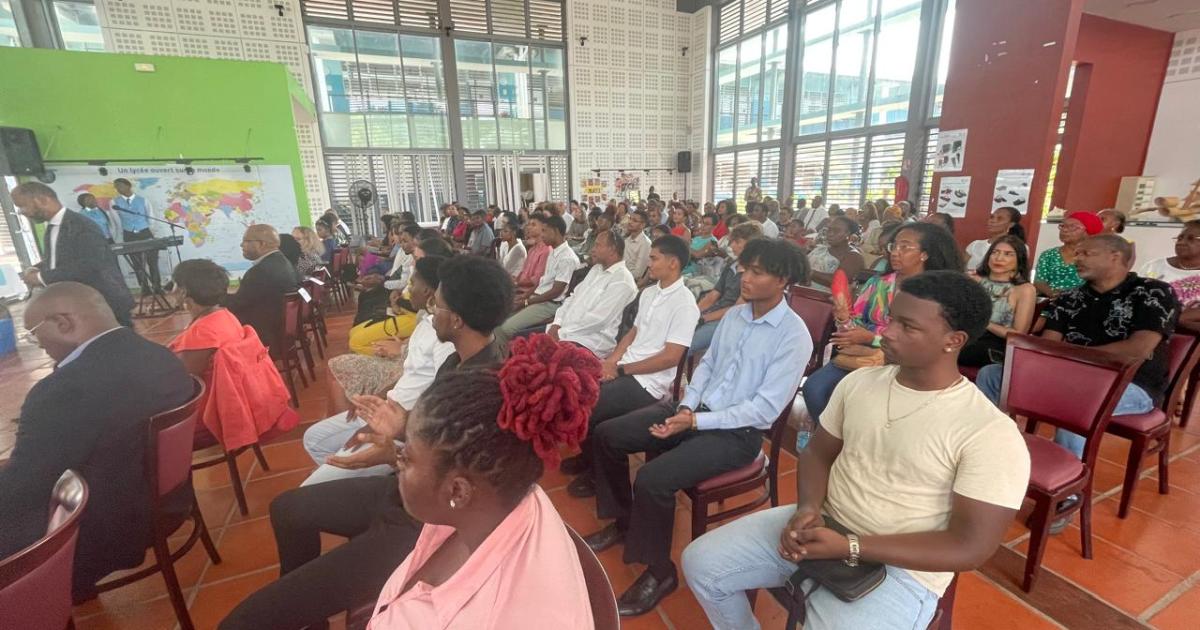    





Les meilleurs bacheliers de Guadeloupe récompensés au Gosier




