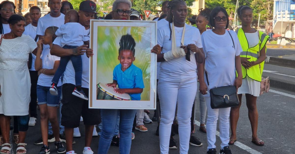     





[EN IMAGES] Fort-de-France : Marche blanche en hommage à Uriel et contre les violences et les armes




