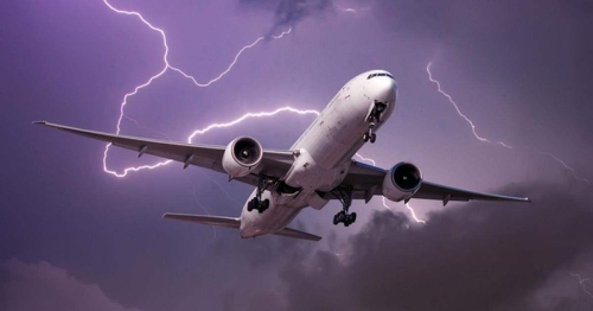 Leur avion foudroyé en approche de Fort-de-France, des passagers d’Air France en attente
