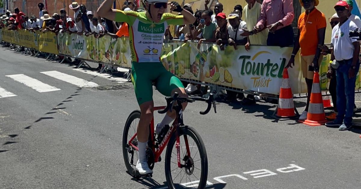     





[⭕️DIRECT?] Quentin Bezza remporte en solitaire la 1ère étape du Tour et s'empare du Maillot de leader




