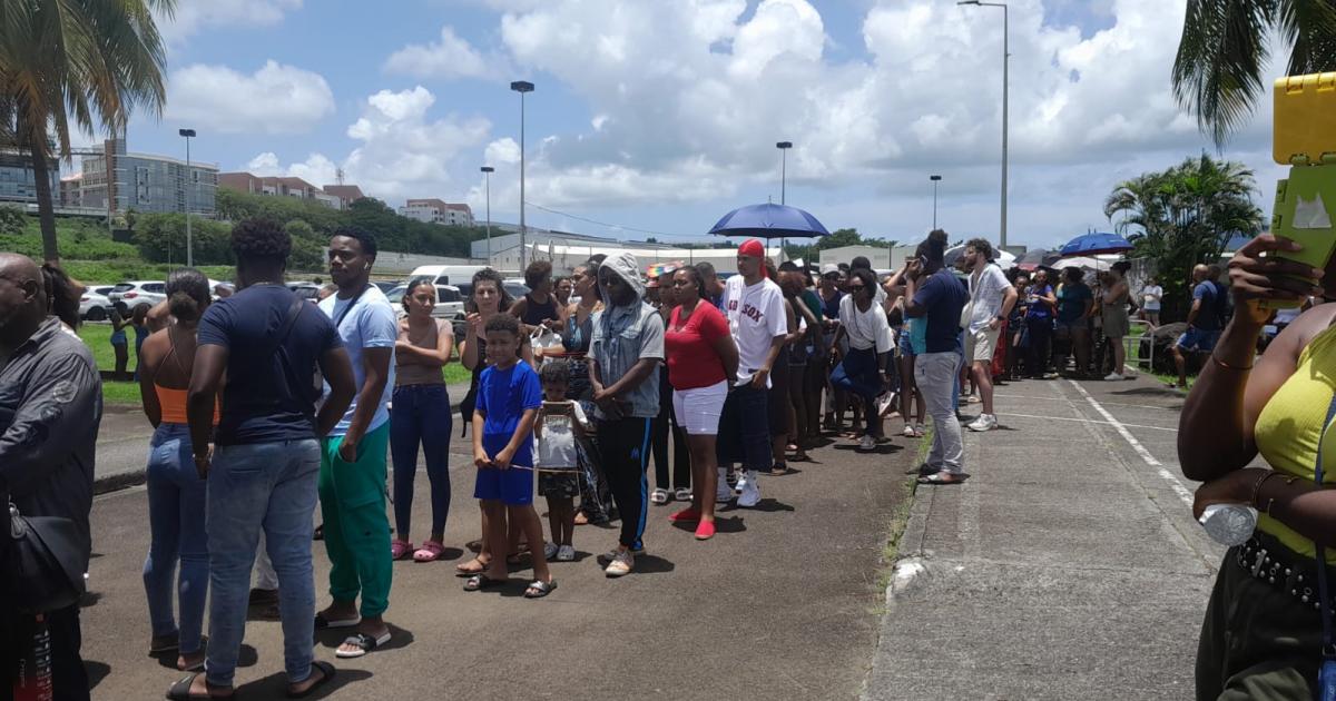 Concert de Kalash : les fans se pressent pour récupérer les bracelets