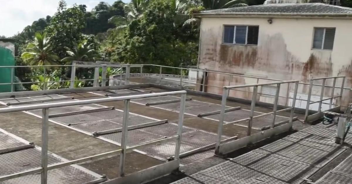 Eau contaminée au chlordécone : changement des filtres à charbon à Belle-Eau-Cadeau