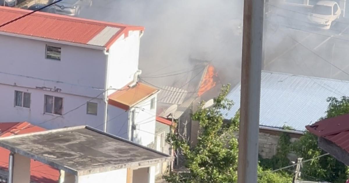 Une maison en feu à Fort-de-France