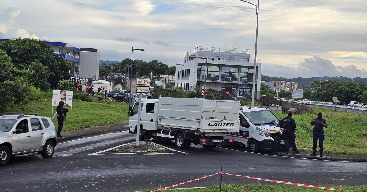     





[EN IMAGES] Gendarmes et policiers mobilisés pour libérer les ronds-points bloqués à Fort-de-France 




