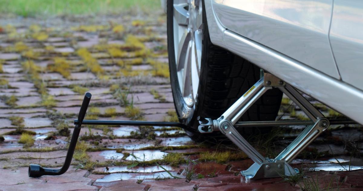 Il meurt écrasé par sa voiture en faisant de la mécanique
