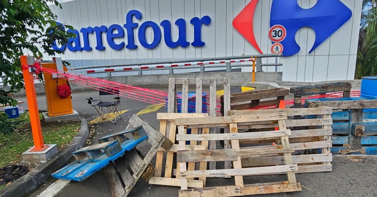 Deux hypermarchés bloqués au Robert et à Ducos ce samedi matin