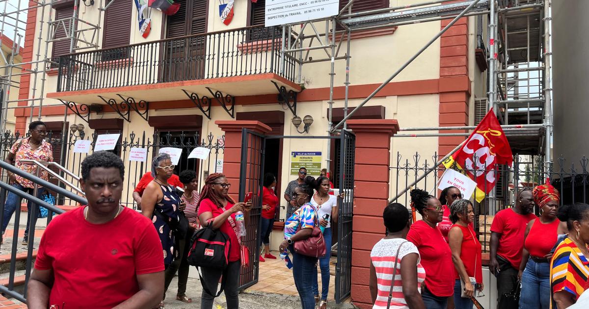 Plus d'une cinquantaine d'agents de la CGTM-SOEM mobilisés à la mairie de Ducos