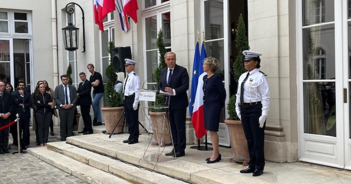 Passation de pouvoirs entre Marie Guévenoux et François-Noël Buffet au ministère des Outre-mer
