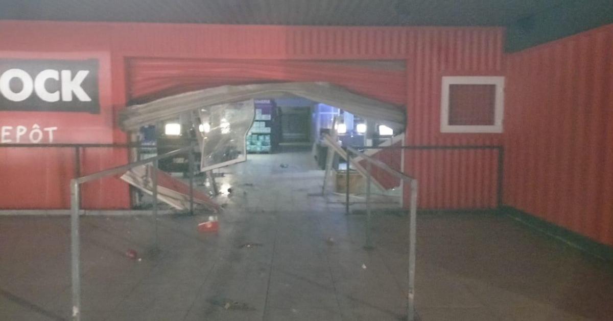 Nuit d’émeutes en Martinique : barricades enflammées, commerces pillés, 18 interpellations