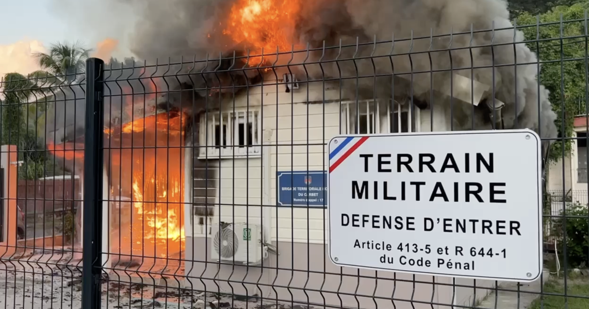 Au Carbet, la brigade de gendarmerie incendiée, de nombreux affrontements toute la journée