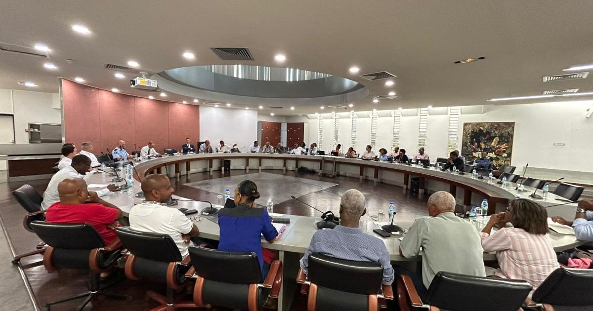 Crise sécuritaire en Martinique : rencontre entre les maires, le préfet et les forces de l'ordre