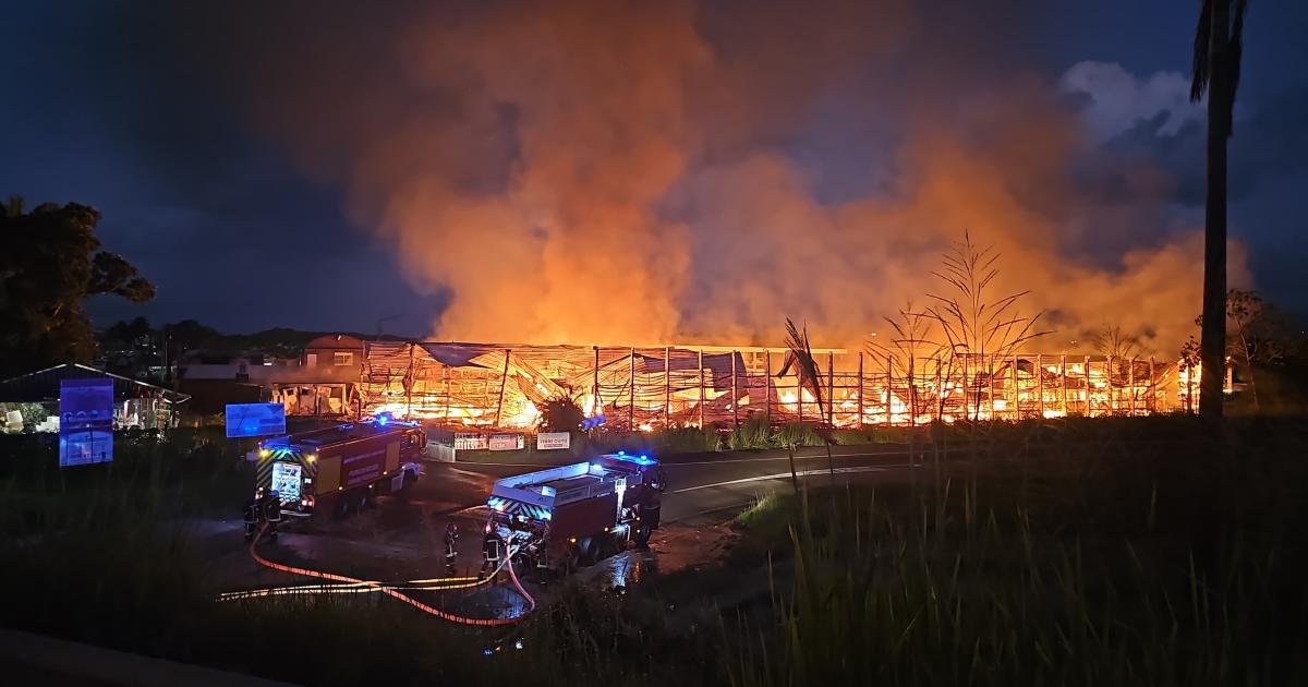     





[EN IMAGES] Emeutes en Martinique : une nuit d’enfer, un mort par balle au Robert, de nombreux commerces pillés et incendiés




